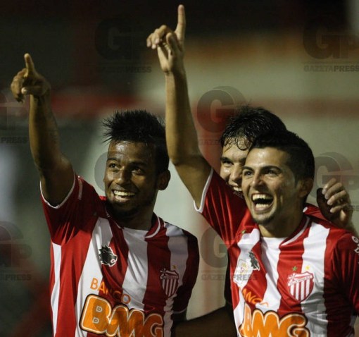 Leo, Lucas e André após golaço do Leo